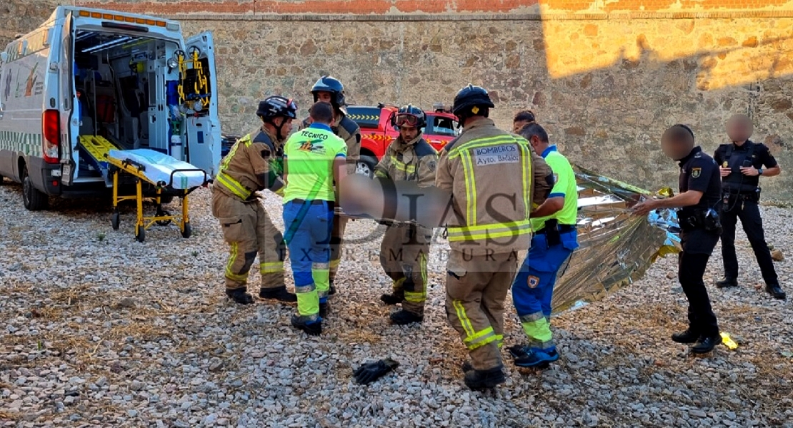 Rescatan a un hombre tras precipitarse de un puente en Badajoz