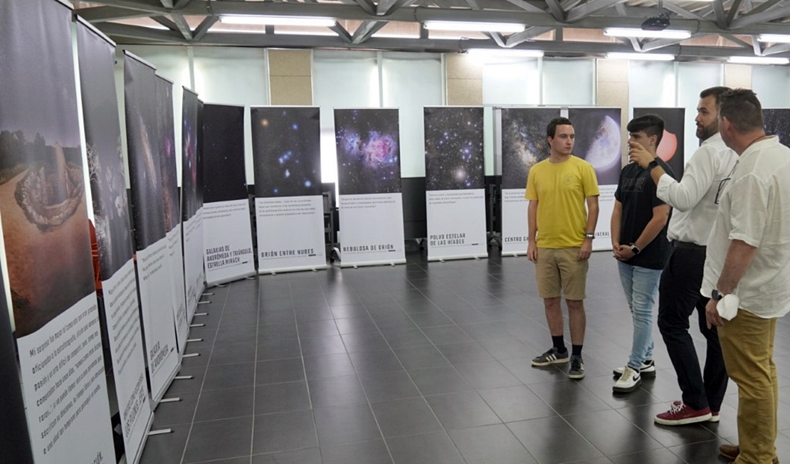 La exposición 'Apuntar más lejos' acerca a los ciudadanos el cielo nocturno extremeño