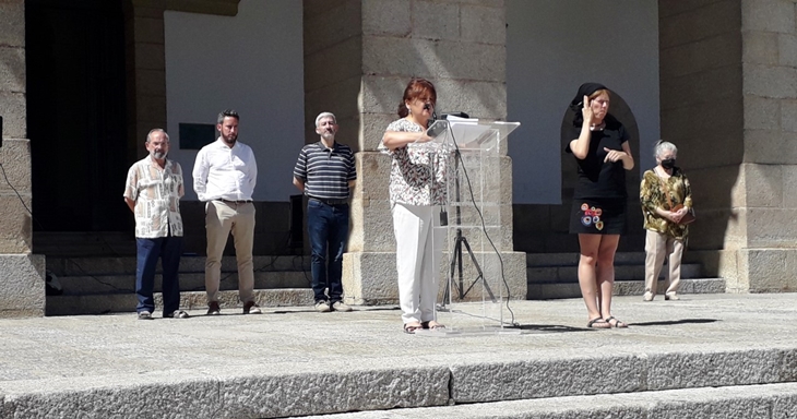 Cáceres guarda un minuto de silencio en contra de los asesinatos machistas