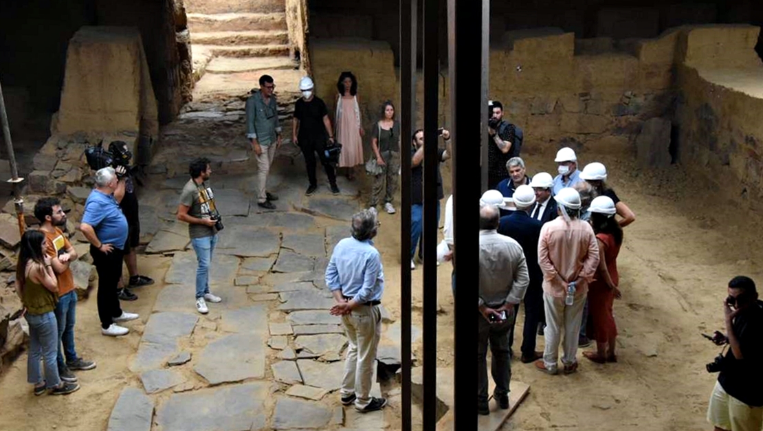 Iceta visita ‘El Turuñuelo’, el yacimiento tartésico más importante