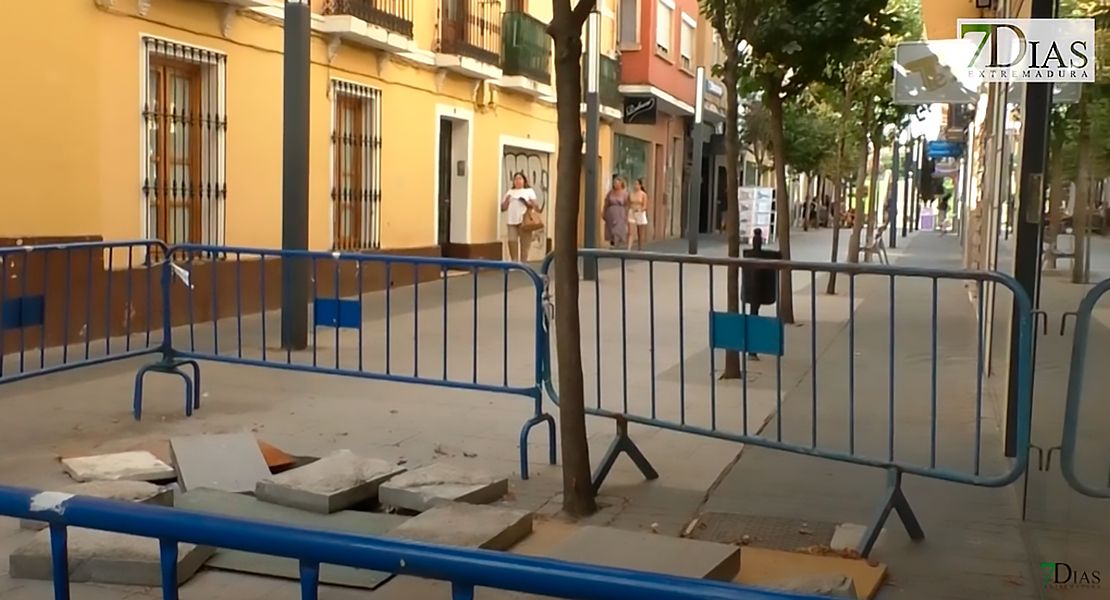 Un socavón en Menacho tiene la calle &quot;prácticamente paralizada&quot;