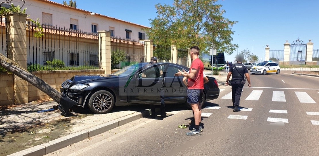 Se empotra contra un árbol tras perder el control de su vehículo en Badajoz