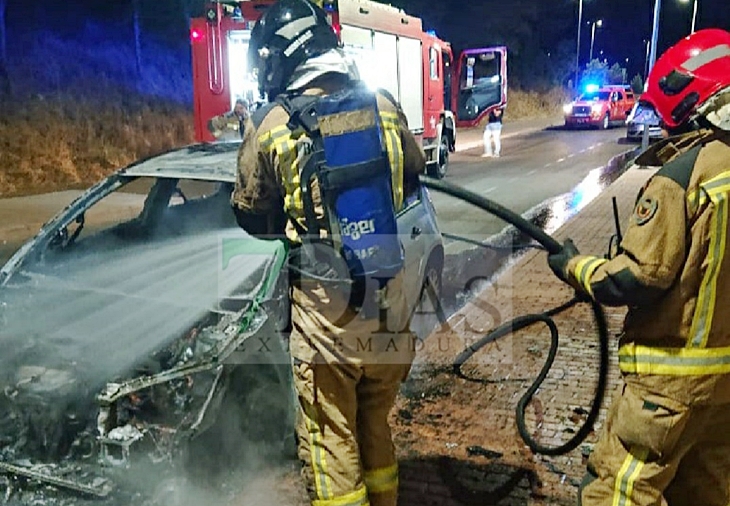Los bomberos actúan de madrugada en un incendio de vehículo en Badajoz