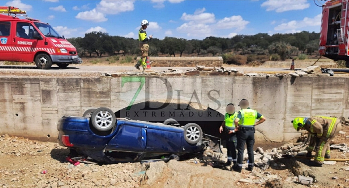 Atrapada tras sufrir un accidente en la CC-93