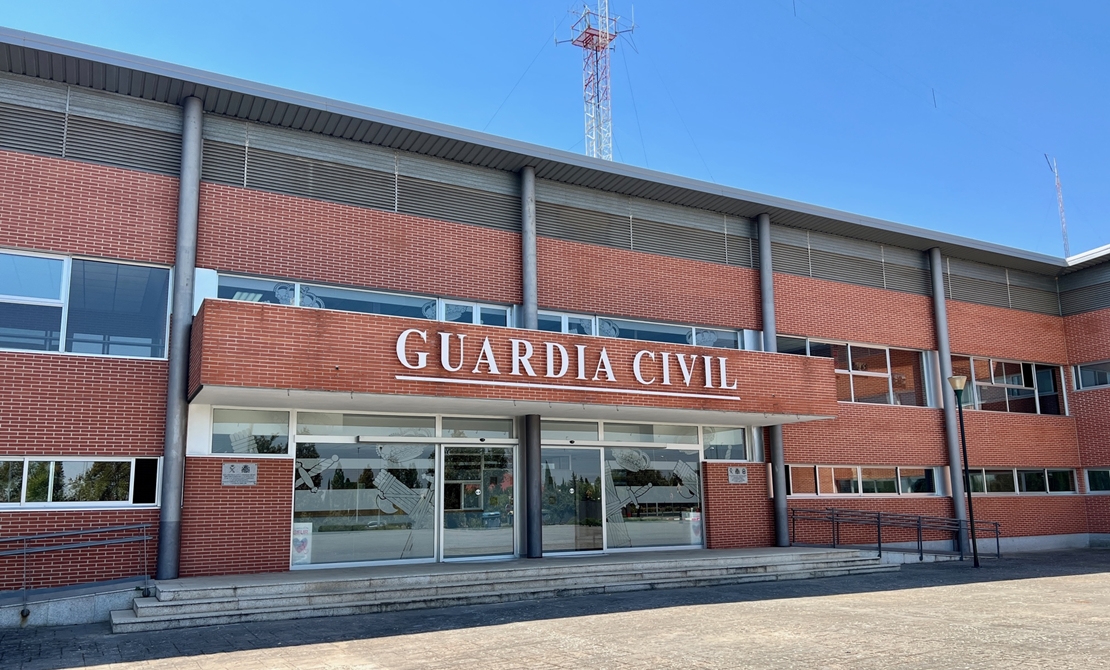 Es auxiliado por un Guardia Civil fuera de servicio tras sufrir un grave accidente en Cáceres