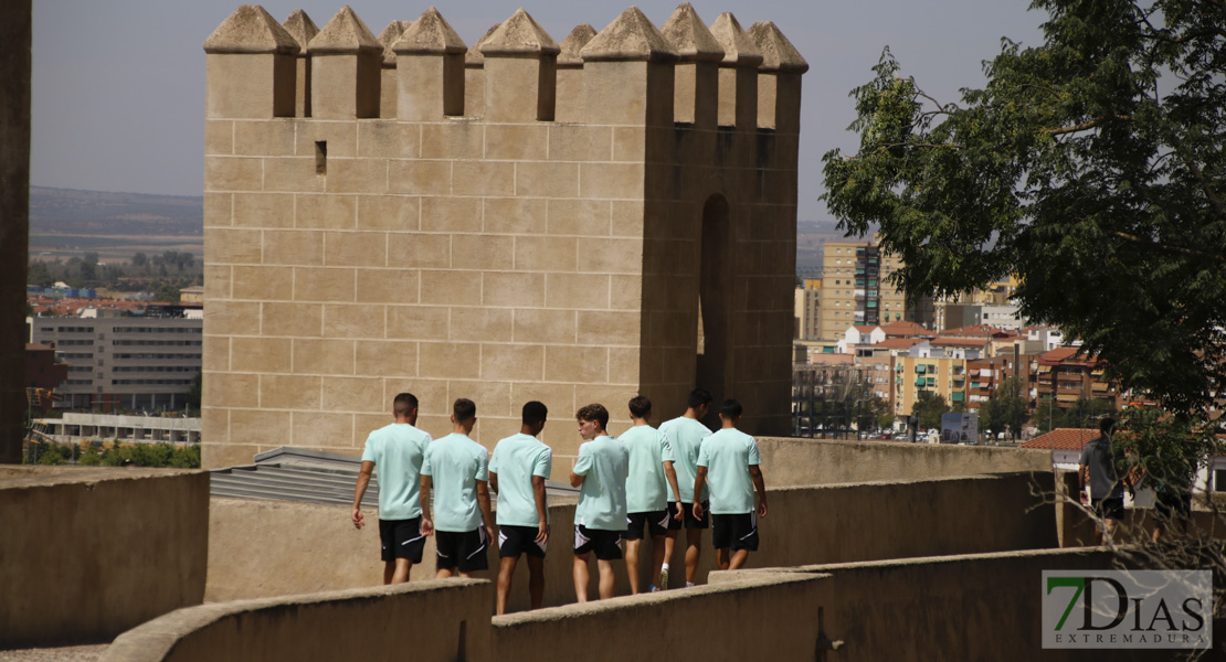 La plantilla del CD. Badajoz visita varios de los monumentos más emblemáticos de la ciudad