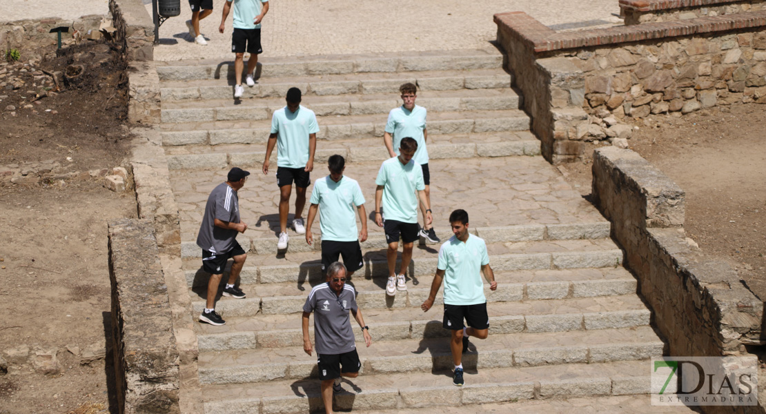 La plantilla del CD. Badajoz visita varios de los monumentos más emblemáticos de la ciudad