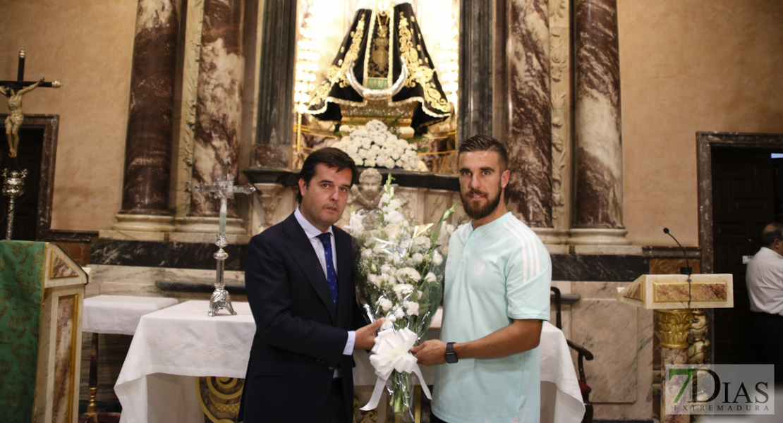 La plantilla del CD. Badajoz visita varios de los monumentos más emblemáticos de la ciudad