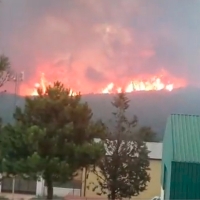 La localidad cacereña de Torre de Don Miguel a punto de ser alcanzada por las llamas