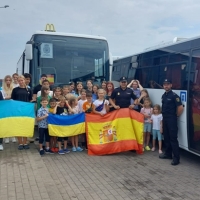 Niños y niñas ucranianos disfrutan de días de vacaciones alejados de la guerra