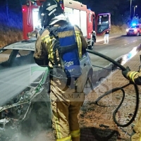 Los bomberos actúan de madrugada en un incendio de vehículo en Badajoz