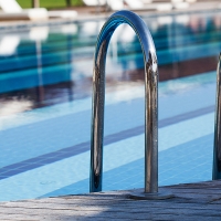 En la UCI el hombre de 84 años que estuvo a punto de ahogarse en una piscina extremeña