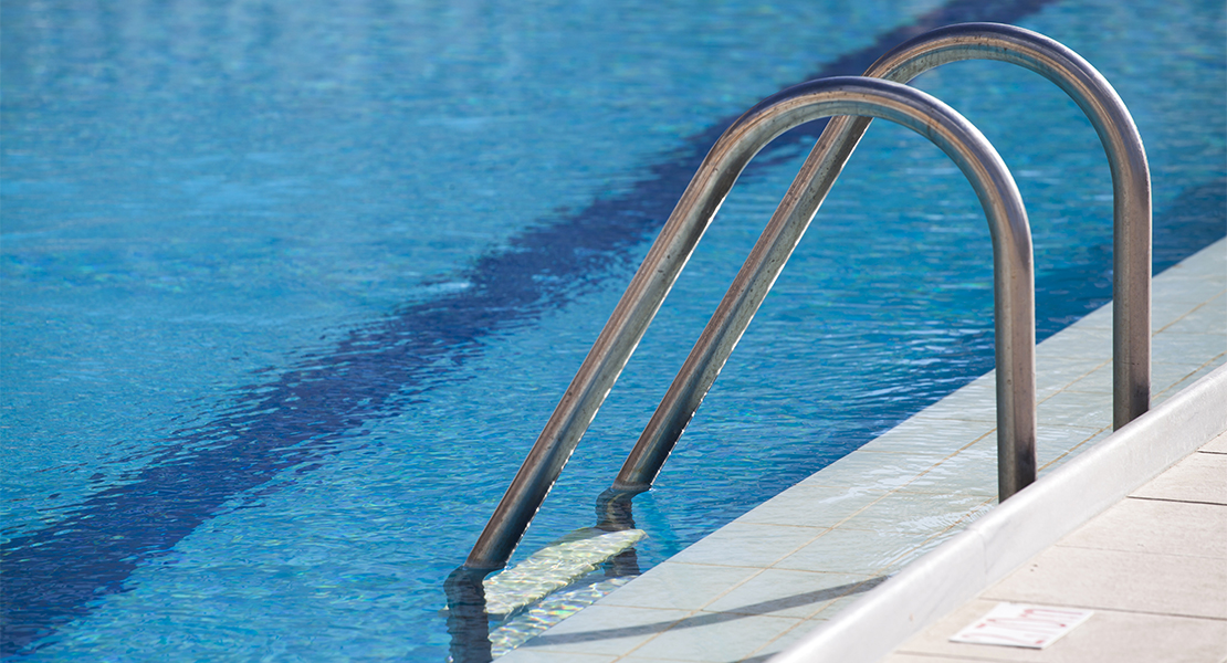 Sufre un corte en los dedos con un cortacésped en la piscina de Santiago del Campo