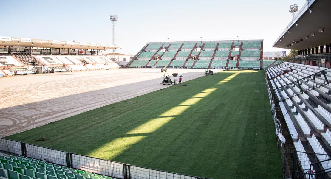 El estadio Romano comienza a recuperar su césped