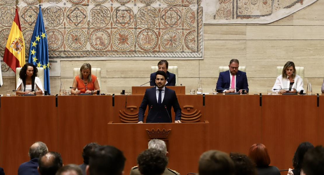 Salazar da una lección de optimismo en la Asamblea de Extremadura