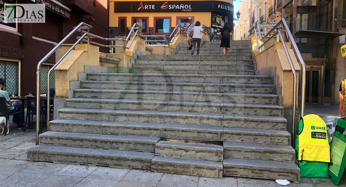 Más de una semana con los escalones descolocados en Felipe Checa (Badajoz)