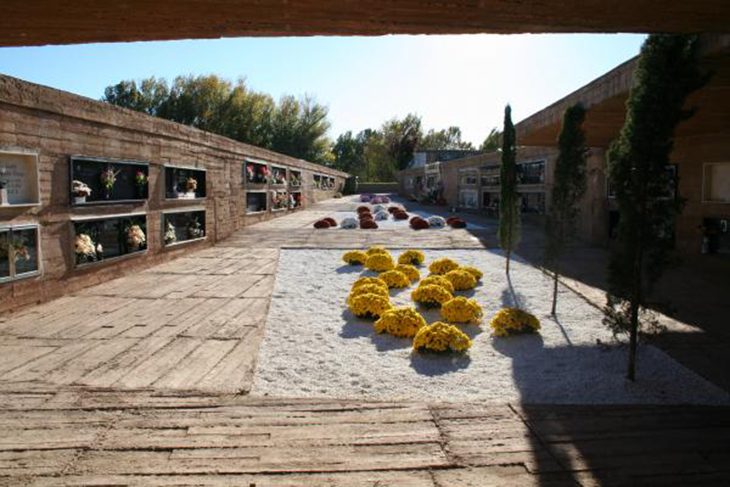 La falta de nichos en el cementerio de Moraleja obliga a expropiar terrenos a vecinos