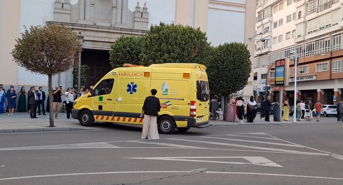Utilizan una ambulancia para trasladar a los novios en una boda en Badajoz: Ambuvital se manifiesta
