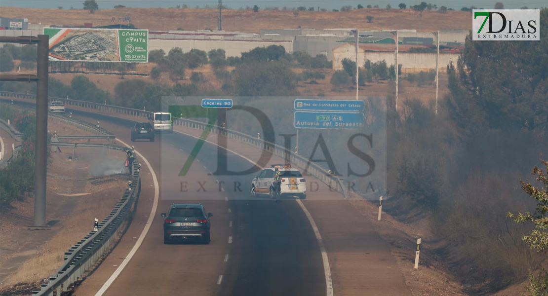 Incendio cercano a la autovía frente a Las Bóvedas (Badajoz)j