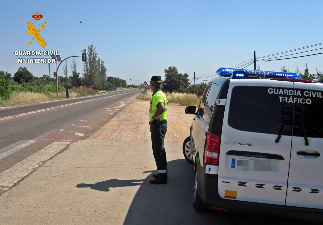 Conduce ebrio, evitando a la Guardia Civil y poniendo en peligro al resto por la provincia de Badajoz