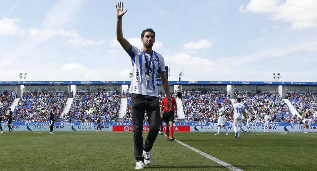 El extremeño campeón de Europa de marcha Álvaro Martín realizó el saque de honor en Butarque