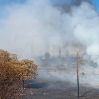 Incendio cercano a la autovía frente a Las Bóvedas (Badajoz)