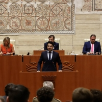 Salazar da una lección de optimismo en la Asamblea de Extremadura