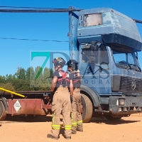 Un camión queda atrapado al ceder un poste y cableado en Valdebótoa (Badajoz)