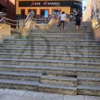 Más de una semana con los escalones rotos en Felipe Checa (Badajoz)