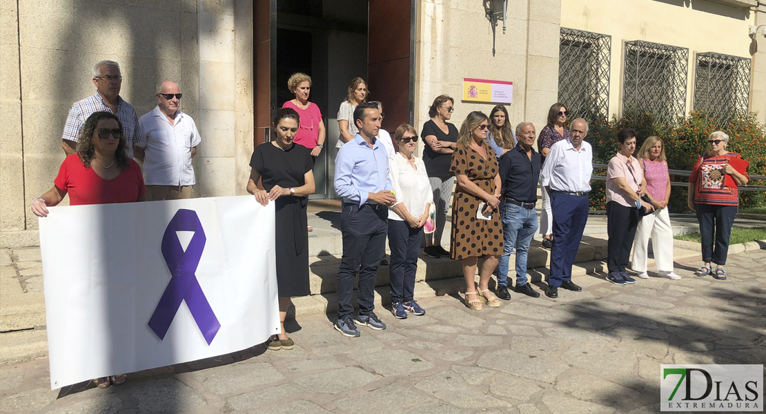 Emotivo minuto de silencio en Badajoz por la última víctima de violencia de género