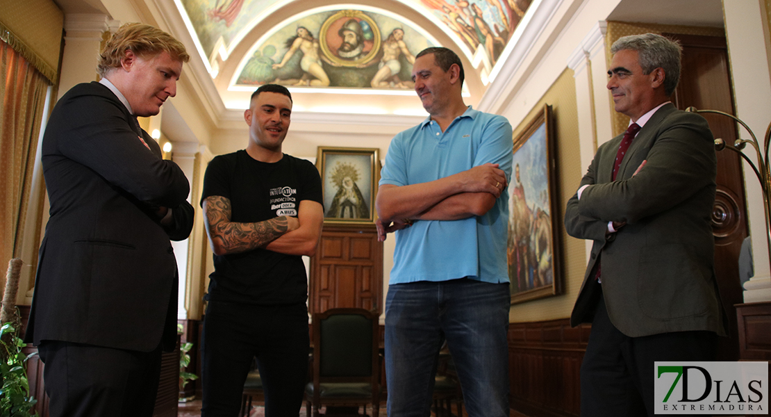 Rubén Tanco exhibe en el Ayuntamiento de Badajoz sus medallas del Campeonato de España