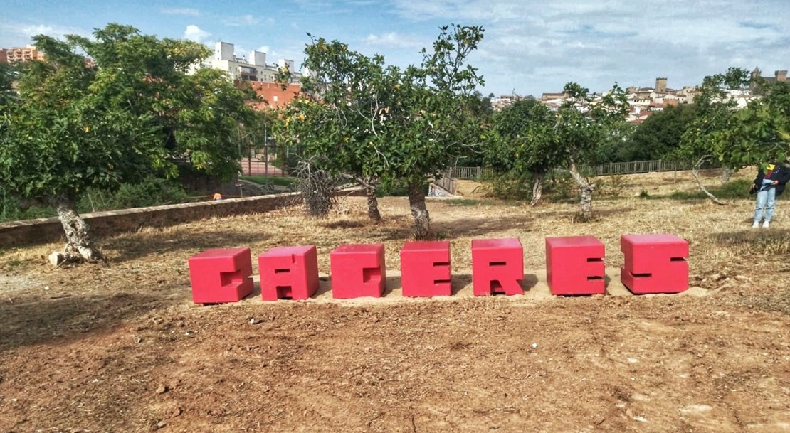 Ubicación definitiva para las letras rojas de ‘Cáceres’