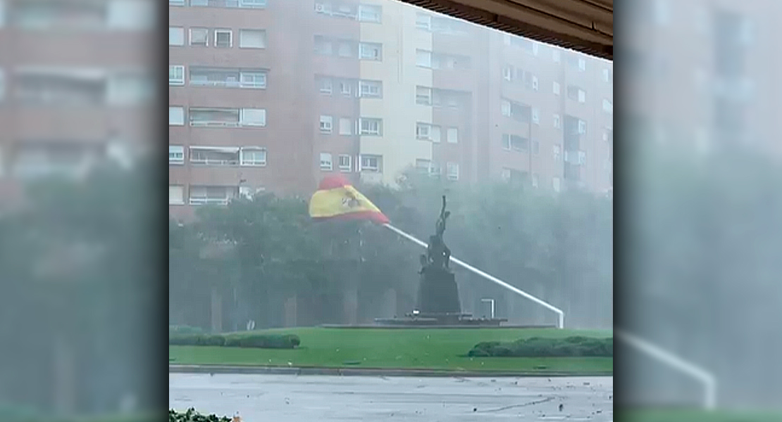 VÍDEO - El viento tira la bandera de España en Valdepasillas