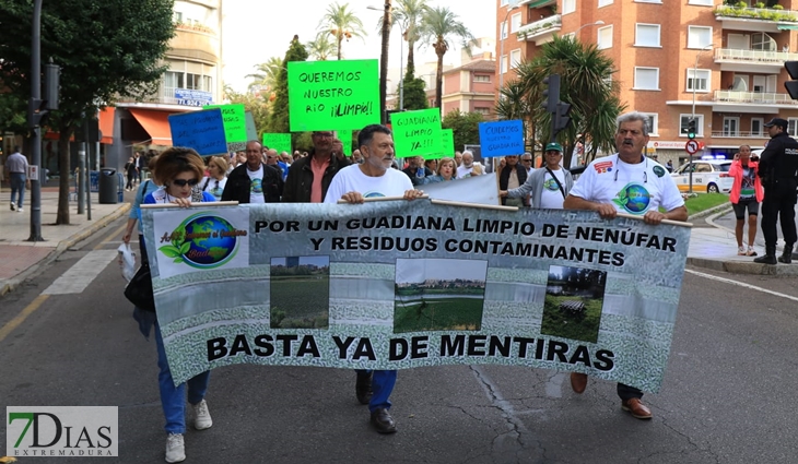 Más de 500 personas piden una limpieza integral del río Guadiana en Badajoz