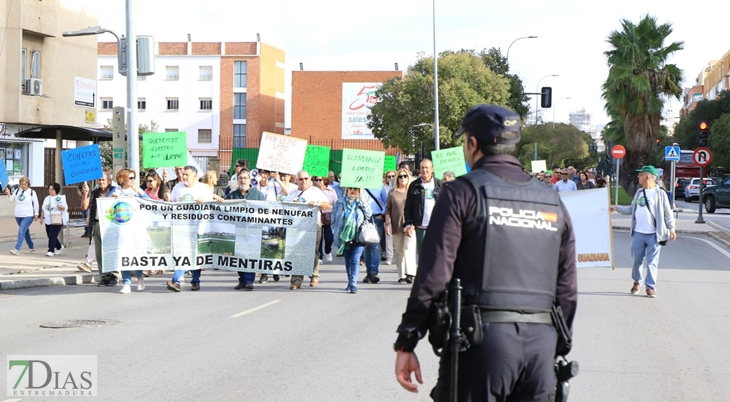 Más de 500 personas piden una limpieza integral del río Guadiana en Badajoz