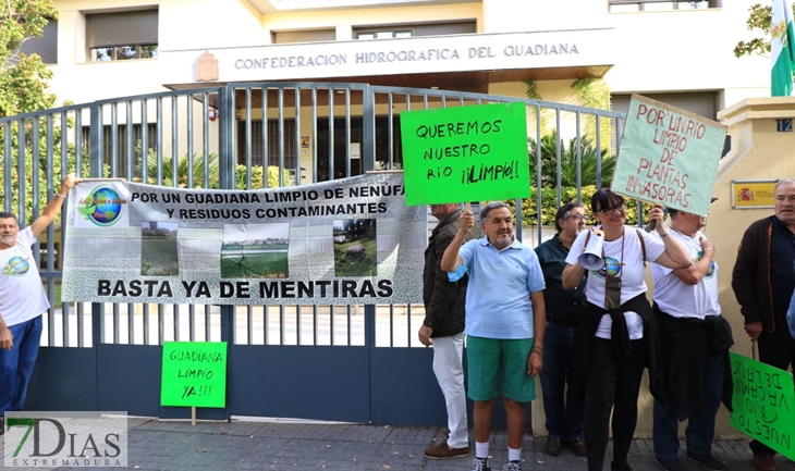 Más de 500 personas piden una limpieza integral del río Guadiana en Badajoz