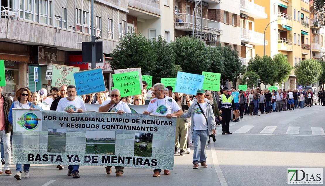 Más de 500 personas piden una limpieza integral del río Guadiana en Badajoz