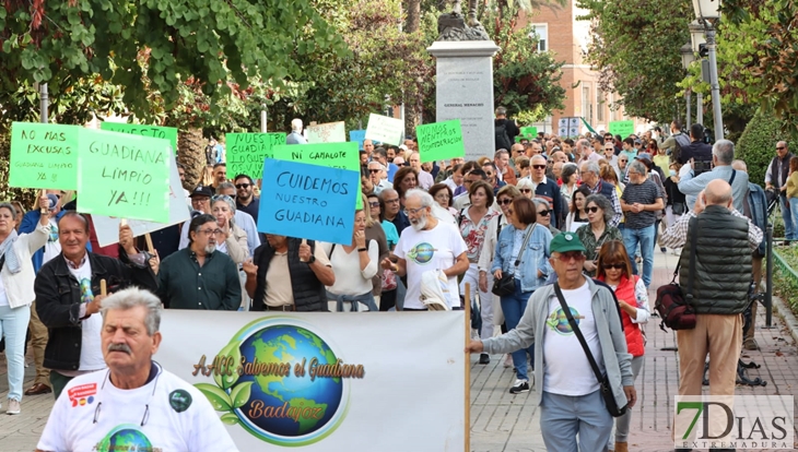 Más de 500 personas piden una limpieza integral del río Guadiana en Badajoz