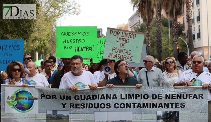 Más de 500 personas piden una limpieza integral del río Guadiana en Badajoz