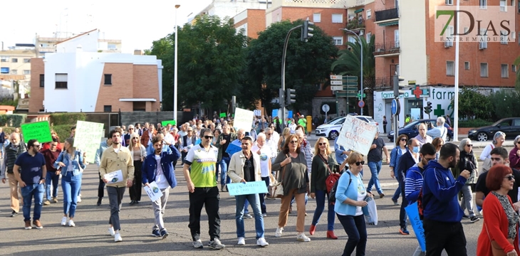 Más de 500 personas piden una limpieza integral del río Guadiana en Badajoz