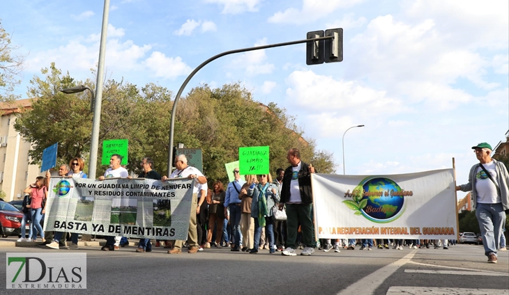 Más de 500 personas piden una limpieza integral del río Guadiana en Badajoz