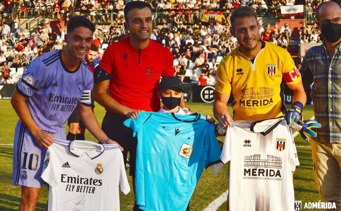 A subasta las camisetas de Mérida y Real Madrid Castilla por una buena causa