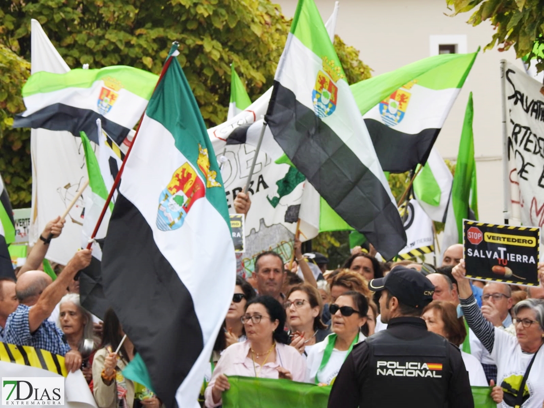 Las manifestaciones no cesarán hasta que no se paralice el macrovertedero en Salvatierra