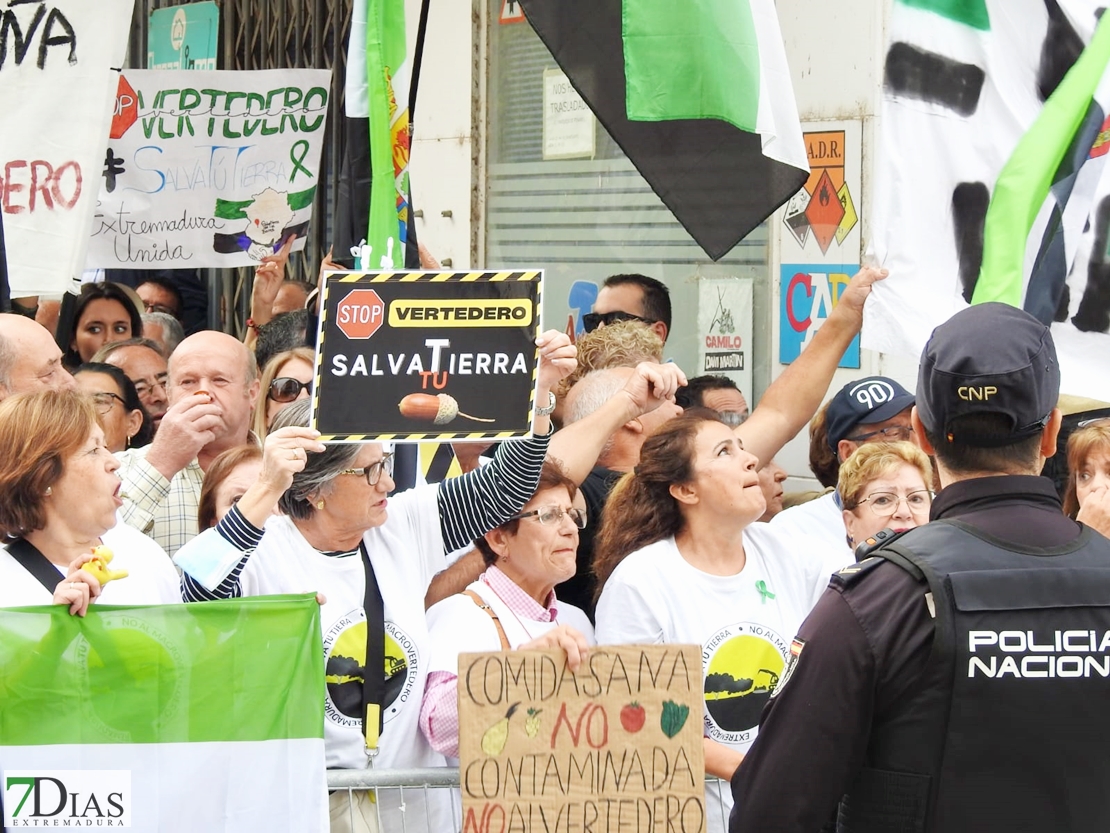 Las manifestaciones no cesarán hasta que no se paralice el macrovertedero en Salvatierra