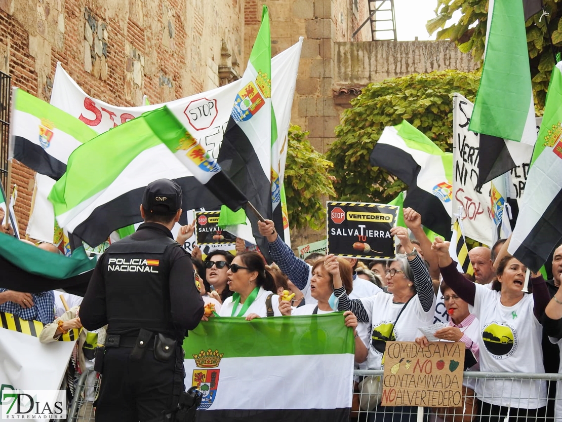 Las manifestaciones no cesarán hasta que no se paralice el macrovertedero en Salvatierra