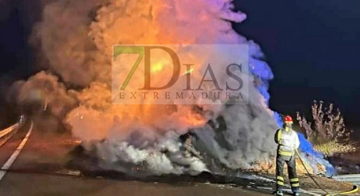 Bomberos del CPEI extinguen un incendio en un camión en la A-5 (BA)