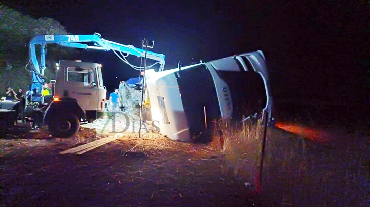 Retiran un camión de gran tonelaje tras un accidente en la carretera de Valverde