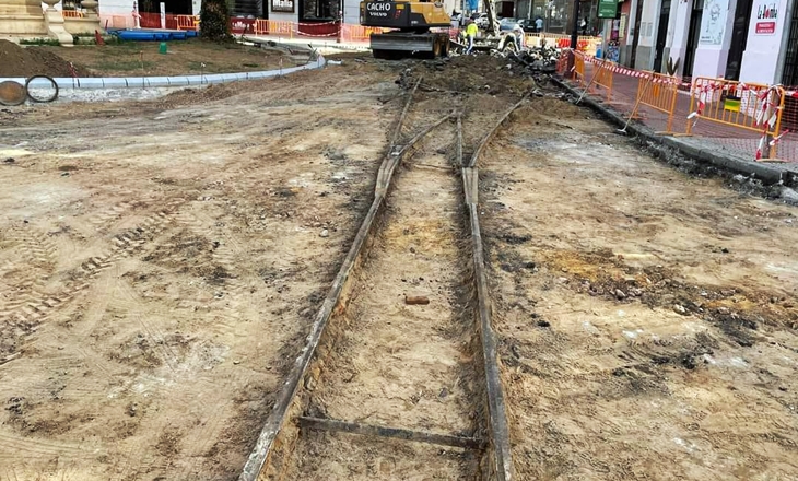 Piden proteger el adoquinado alrededor de las vías del tren descubiertas en Badajoz