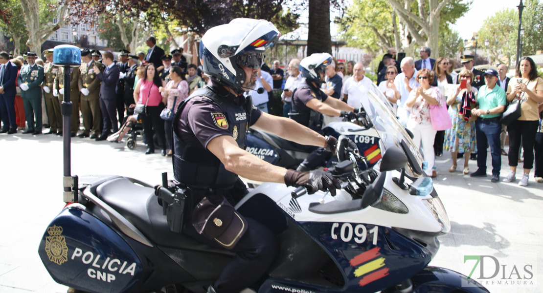 Imágenes del desfile de medios de la Policía Nacional en Badajoz