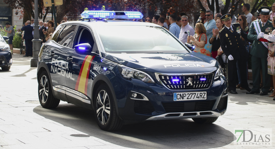 Imágenes del desfile de medios de la Policía Nacional en Badajoz